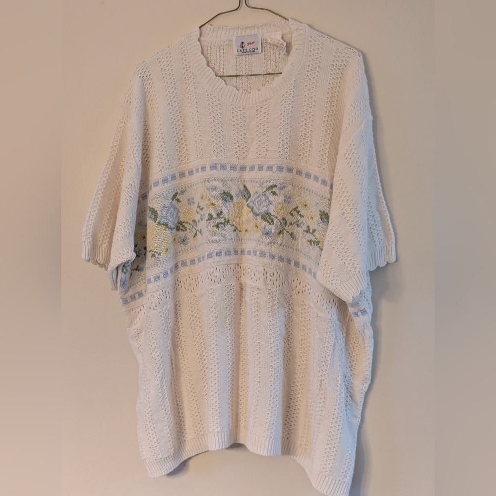 Short Sleeve Sweater with Floral Design
